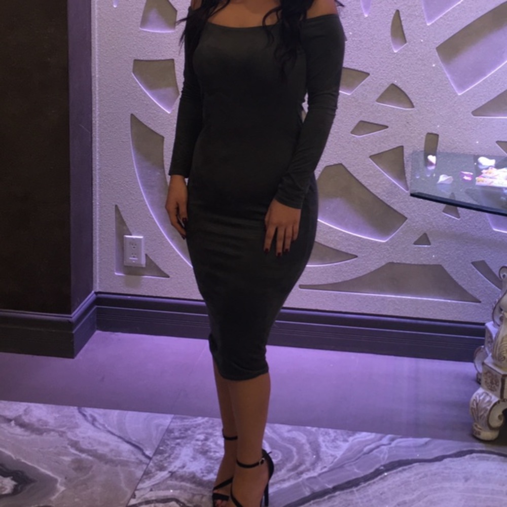 Long sleeve over the shoulders grey suede dress
